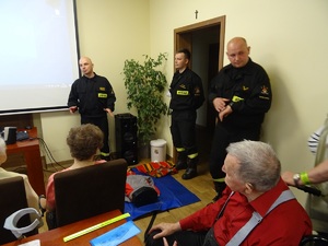 Strażacy prowadzą spotkanie z Seniorami