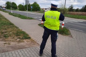 policjant kontroluje nadzorowaną trasę