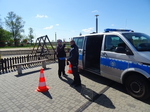 mężczyzna w alkogoglach stoi obok policjanta