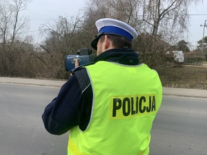 policjant kontroluje prędkość. zdjęcie ilustracyjne