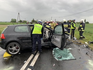 policjant sprawdza rozbite auto