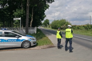 policjanci obserwują ruch pojazdów