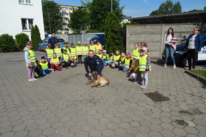 pamiątkowe zdjęcie policjantów z dziećmi