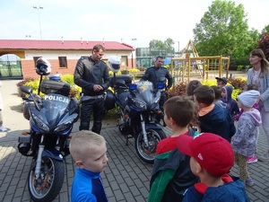 policjanci ruchu drogowego prezentują służbowe motocykle