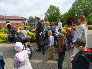 dzieci siadają na służbowe motocykle