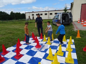 policjanci biorą udział w festynie szkolnym