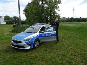 policjanci biorą udział w festynie szkolnym