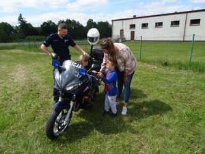 policjanci biorą udział w festynie szkolnym