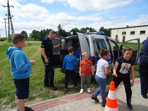 policjanci biorą udział w festynie szkolnym