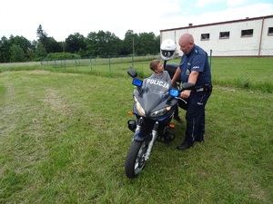 policjanci biorą udział w festynie szkolnym