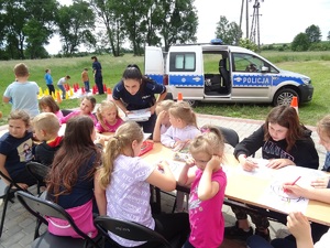 policjanci biorą udział w festynie szkolnym