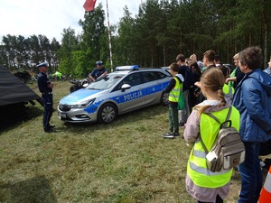 Policjanci prowadzący profilaktykę podczas rajdu rowerowego dla uczniów ze szkoły w Laskownicy