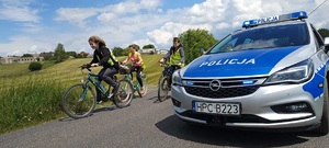 Policjanci prowadzący profilaktykę podczas rajdu rowerowego dla uczniów ze szkoły w Laskownicy