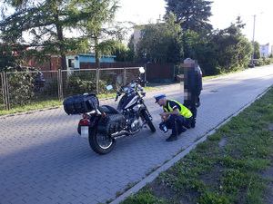 policjant kontroluje motocykl