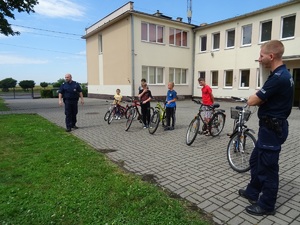 policjanci prowadzą zajęcia dla dzieci