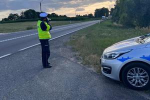 policjant kontroluje prędkość aut urządzeniem