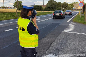 policjantka sprawdza prędkość aut urządzeniem