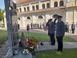 delegacja oddaje honor pod pomnikiem