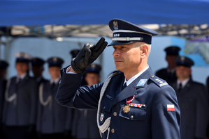 zastępca komendanta wojewódzkiego policji oddaje honor