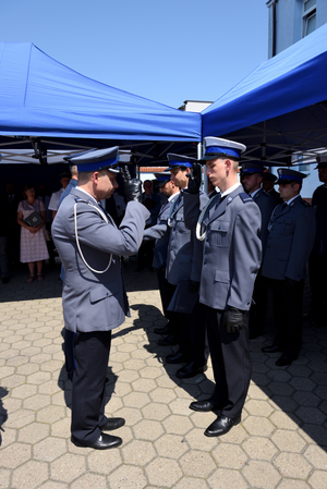 przełożony oddaje honor policjantowi