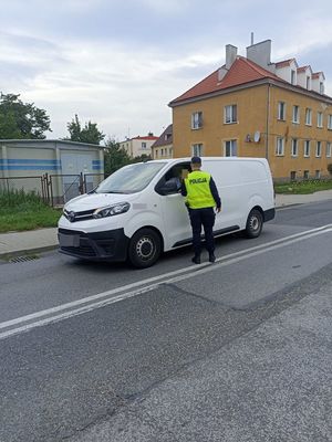 policjant przeprowadzający kontrolę stanu trzeźwości kierowcy