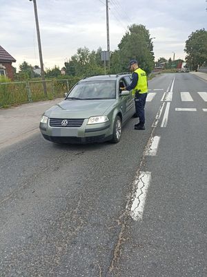 policjant przeprowadzający kontrolę stanu trzeźwości kierowcy