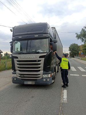 policjant przeprowadzający kontrolę stanu trzeźwości kierowcy