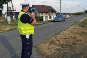 policjant sprawdza prędkość aut urządzeniem