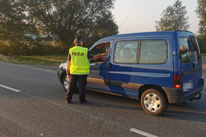 policjantka sprawdza trzeźwość kierowcy