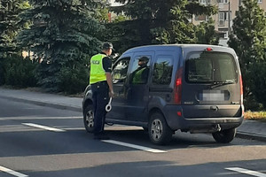 policjant kontroluje stan trzeźwości kierującego