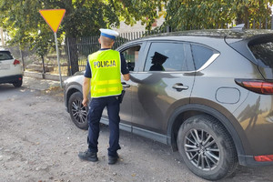 funkcjonariusz sprawdza trzeźwość kierującej pojazdem