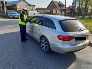 policjantka kontroluje trzeźwość kierującego. zdjęcie ilustracyjne