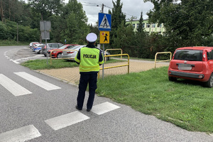 policjant sprawdza znakowanie przy szkole