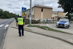 policjant prowadzi kontrolę w rejonie szkoły