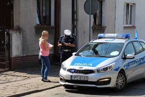 policjant kontroluje pieszą. zdjęcie ilustracyjne