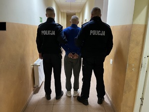 zatrzymany prowadzony przez policjantów