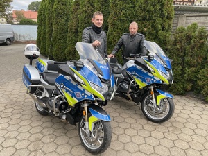 nowe motocykle, przy których stoją policjanci