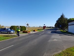 policjanci mierzą prędkość aut zbliżających się do przejścia