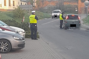 policjanci kontrolują trzeźwość kierowców