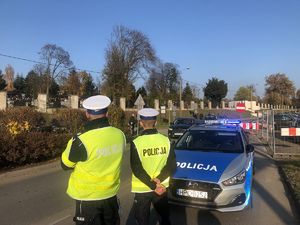 policjanci czuwają nad bezpieczeństwem w rejonie nekropolii