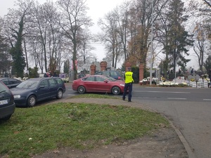 policjanci w rejonie cmentarza w Kcyni