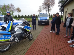 policjanci prezentują dzieciom radiowozy i motocykl
