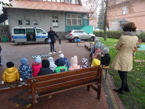 policjant omawia znaczenie sygnałów drogowych