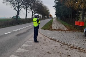 kontrole prędkości pojazdów prowadzone przez policjanta ruchu drogowego