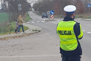 policjant mierzy prędkość aut