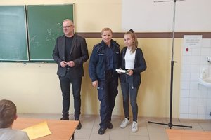 nagrodzona uczennica z dyrektorem i policjantką