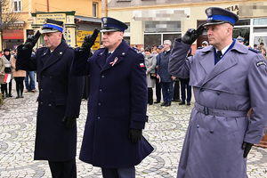 mundurowi oddają hołd pod pomnikiem