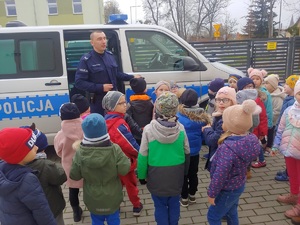 policjant pokazuje dzieciom radiowóz