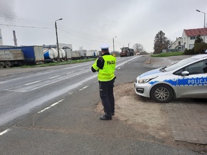 policjant nadzoruje ruch pojazdów