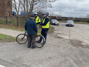 policjanci kontrolują rowerzystę